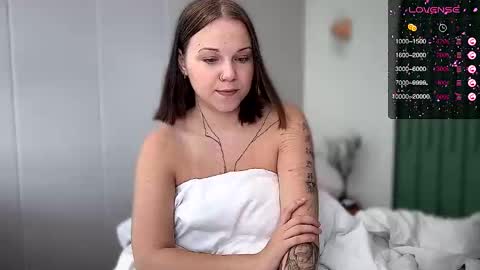 Arya brunett and Cassie blond online show from October 2025 02:15:01 AM