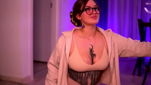 Lunaa  online show from October 2025 06:39:02 PM