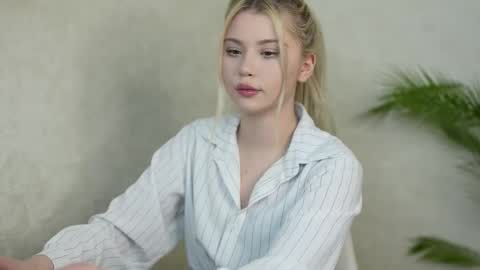 Snapshot of ashleyniko chatting on October 2025 02:35:01 PM AshleyNiko online show from October 2025 02:35:01 PM