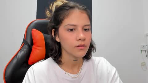 Snapshot of ashleytravis_ chatting on December 2024 03:59:01 AM online show from December 2024 03:59:01 AM