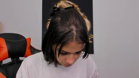 Snapshot of ashleytravis_ chatting on December 2024 06:45:02 PM online show from December 2024 06:45:02 PM