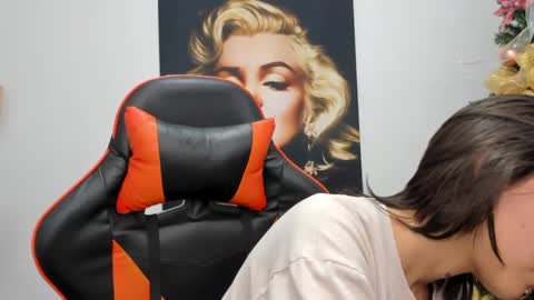 Snapshot of ashleytravis_ chatting on December 2024 01:06:01 AM online show from December 2024 01:06:01 AM