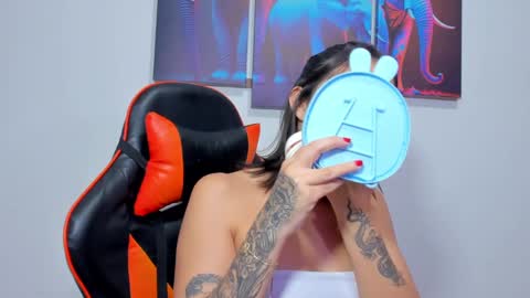 Snapshot of ashleytravis_ chatting on January 2025 03:01:01 AM online show from January 2025 03:01:01 AM