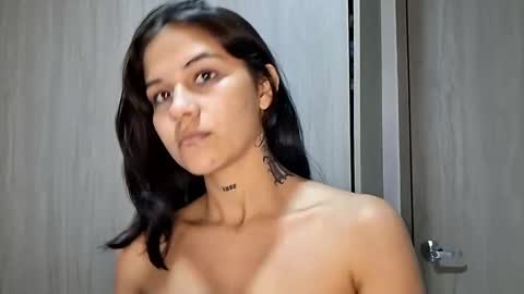 Snapshot of ashleytravis_ chatting on November 2025 01:27:01 AM online show from November 2025 01:27:01 AM