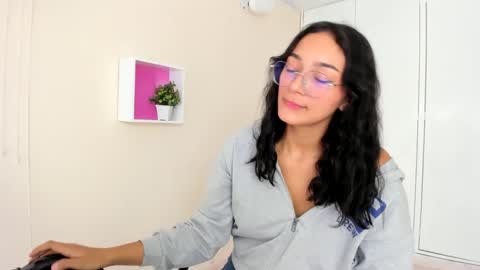 Snapshot of asiam_brunet chatting on December 2024 03:11:01 PM Camila online show from December 2024 03:11:01 PM