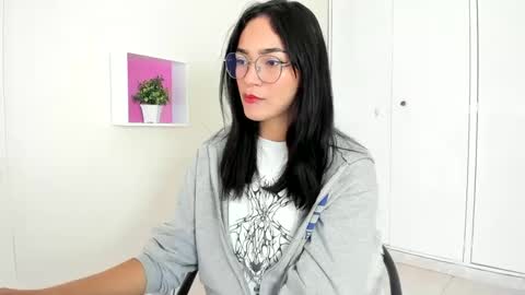 Snapshot of asiam_brunet chatting on December 2024 12:59:02 PM Camila online show from December 2024 12:59:02 PM