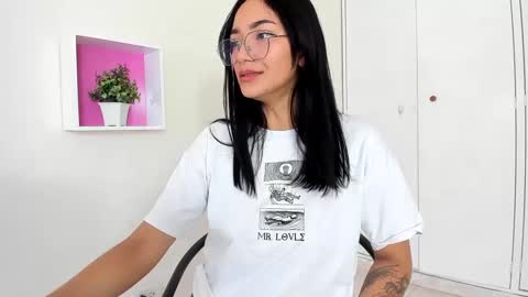 Snapshot of asiam_brunet chatting on January 2025 01:11:02 PM Camila online show from January 2025 01:11:02 PM