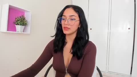 Snapshot of asiam_brunet chatting on February 2025 06:01:01 PM Camila online show from February 2025 06:01:01 PM