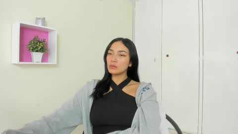 Snapshot of asiam_brunet chatting on February 2025 01:17:02 PM Camila online show from February 2025 01:17:02 PM