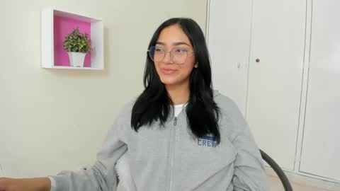 Snapshot of asiam_brunet chatting on March 2025 01:09:01 PM Camila online show from March 2025 01:09:01 PM