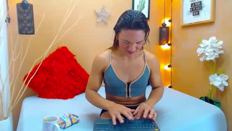 Snapshot of aslyhernandez chatting on September 2025 01:27:01 PM ASLY online show from September 2025 01:27:01 PM