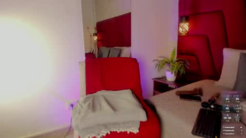 Snapshot of asshley_cute chatting on April 2026 06:10:01 PM instagramsoofiaa giraldo online show from April 2026 06:10:01 PM