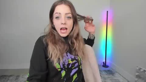 Snapshot of astridluxe chatting on April 2026 03:26:01 PM Astrid Luxe online show from April 2026 03:26:01 PM