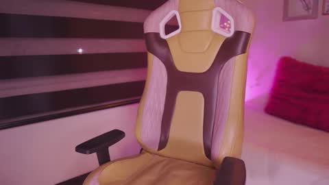 aura_rouss online show from November 2025 02:03:01 AM