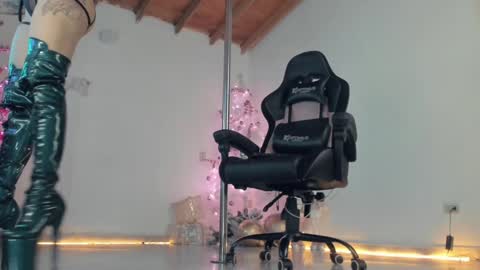 aura online show from December 2024 01:54:02 PM