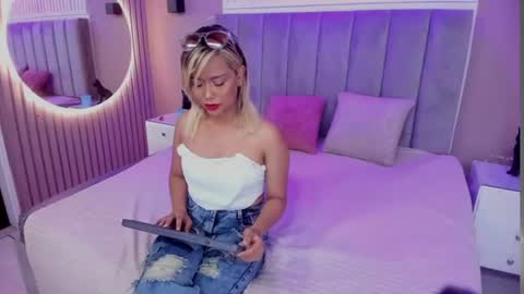 Snapshot of aurora_blonde chatting on July 2026 09:19:02 PM aurora_blonde online show from July 2026 09:19:02 PM