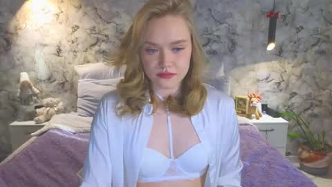 Snapshot of aurora_golden chatting on March 2026 02:04:02 AM Kate online show from March 2026 02:04:02 AM