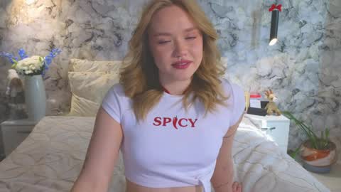 Snapshot of aurora_golden chatting on April 2026 03:17:02 AM Kate online show from April 2026 03:17:02 AM