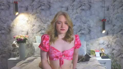 Snapshot of aurora_golden chatting on April 2026 05:30:01 AM Kate online show from April 2026 05:30:01 AM