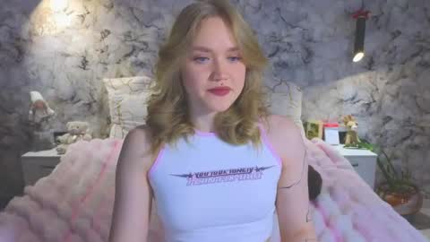 Snapshot of aurora_golden chatting on April 2026 07:09:01 AM Kate online show from April 2026 07:09:01 AM