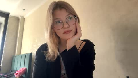 Snapshot of aurora_magic chatting on April 2026 10:35:02 AM Aurora online show from April 2026 10:35:02 AM