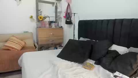 Snapshot of aurora_moonm chatting on March 2026 04:07:02 AM aurora_moonm online show from March 2026 04:07:02 AM