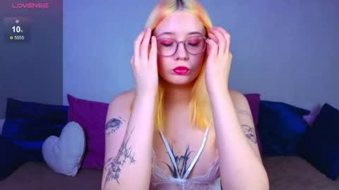 Snapshot of auroralovejoy chatting on December 2025 10:02:01 AM Aurora online show from December 2025 10:02:01 AM