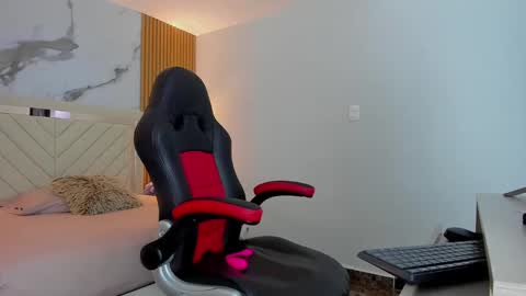 auroramartin2 online show from October 2025 07:45:01 PM