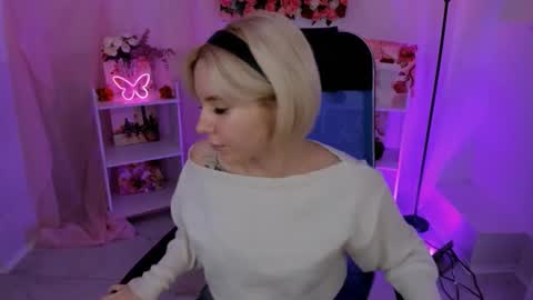 Snapshot of aurorawrenfield chatting on November 2025 07:18:02 AM aurorawrenfield online show from November 2025 07:18:02 AM