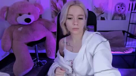 aurorawrenfield online show from December 2025 12:38:02 AM