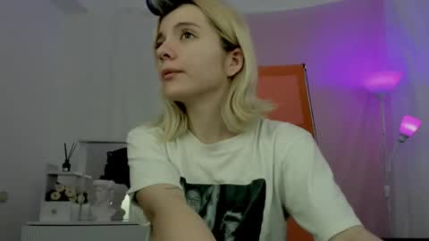 Snapshot of aurorawrenfield chatting on April 2026 12:44:02 AM aurorawrenfield online show from April 2026 12:44:02 AM