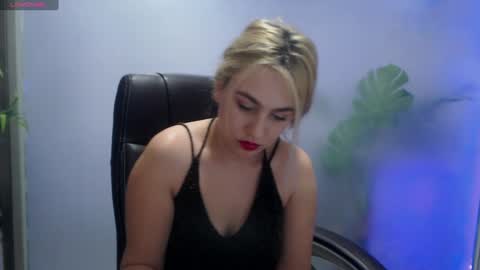 Snapshot of avablue_ chatting on December 2024 11:00:01 AM online show from December 2024 11:00:01 AM