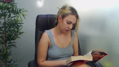 Snapshot of avablue_ chatting on January 2025 10:20:02 AM online show from January 2025 10:20:02 AM