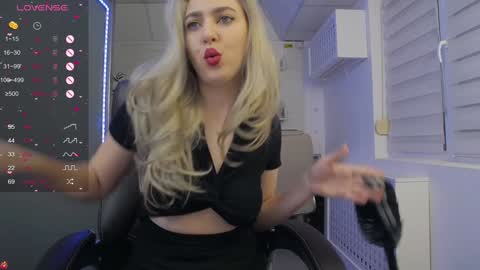 Snapshot of avablue_ chatting on February 2025 04:03:02 AM online show from February 2025 04:03:02 AM