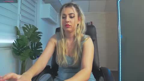 Snapshot of avablue_ chatting on February 2025 05:54:02 AM online show from February 2025 05:54:02 AM