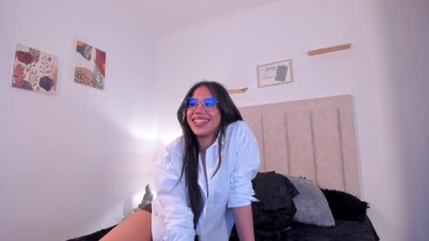 Snapshot of avaline_blanc chatting on January 2025 11:50:02 AM Avaline Help me reach 100 likes TRANSMISSION EVERY DAY FROM 39 PM online show from January 2025 11:50:02 AM