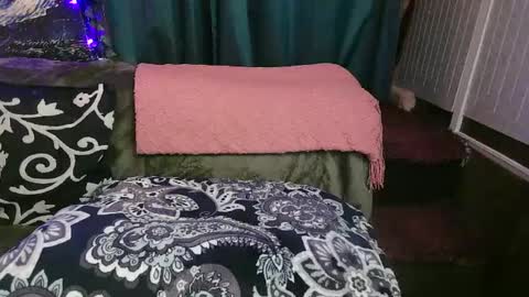 Snapshot of average_girl222 chatting on October 2025 06:00:01 AM raven blue online show from October 2025 06:00:01 AM