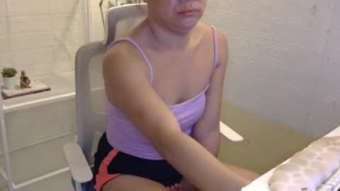 Snapshot of averageuncut1 chatting on June 2026 04:47:02 AM Rhian online show from June 2026 04:47:02 AM