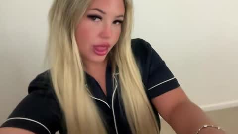 Snapshot of averybabyyx chatting on June 2026 08:05:02 AM ur gf online show from June 2026 08:05:02 AM