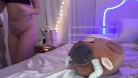 averymillerr online show from February 2025 04:15:01 AM