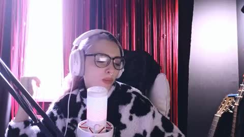 Avriel online show from October 2025 07:07:02 AM