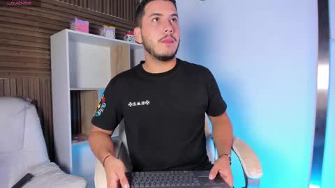 axel_grey_ online show from October 2025 12:13:02 PM