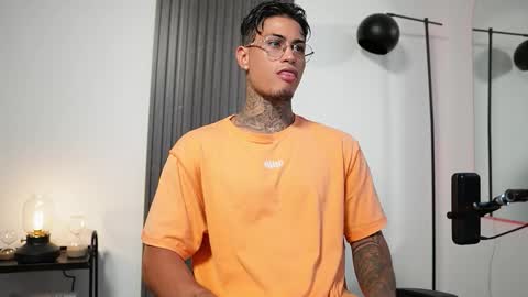 Agustin online show from September 2025 07:58:02 PM