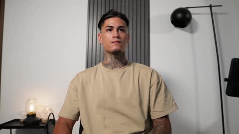 Agustin online show from October 2025 07:01:02 PM