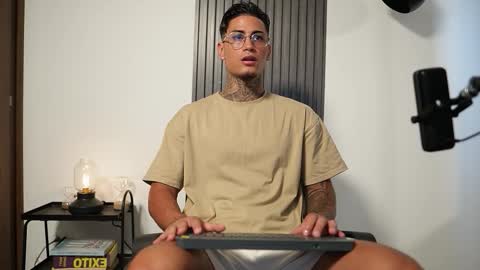 Agustin online show from October 2025 08:53:02 PM