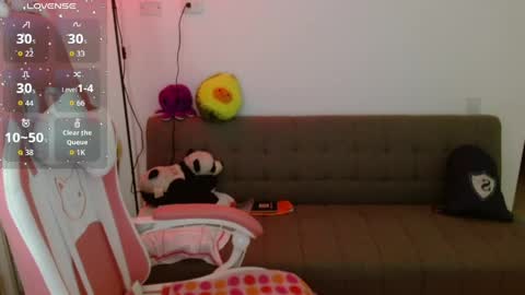 Snapshot of azu_chan chatting on April 2026 12:15:01 AM Azu online show from April 2026 12:15:01 AM