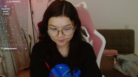 Snapshot of azu_chan chatting on April 2026 01:11:02 AM Azu online show from April 2026 01:11:02 AM