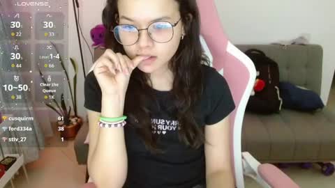 Snapshot of azu_chan chatting on April 2026 01:42:02 AM Azu online show from April 2026 01:42:02 AM