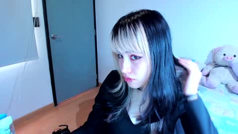 Snapshot of azu_moure chatting on December 2024 08:38:01 PM Azu Moure online show from December 2024 08:38:01 PM