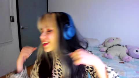 Snapshot of azu_moure chatting on December 2024 04:34:02 AM Azu Moure online show from December 2024 04:34:02 AM